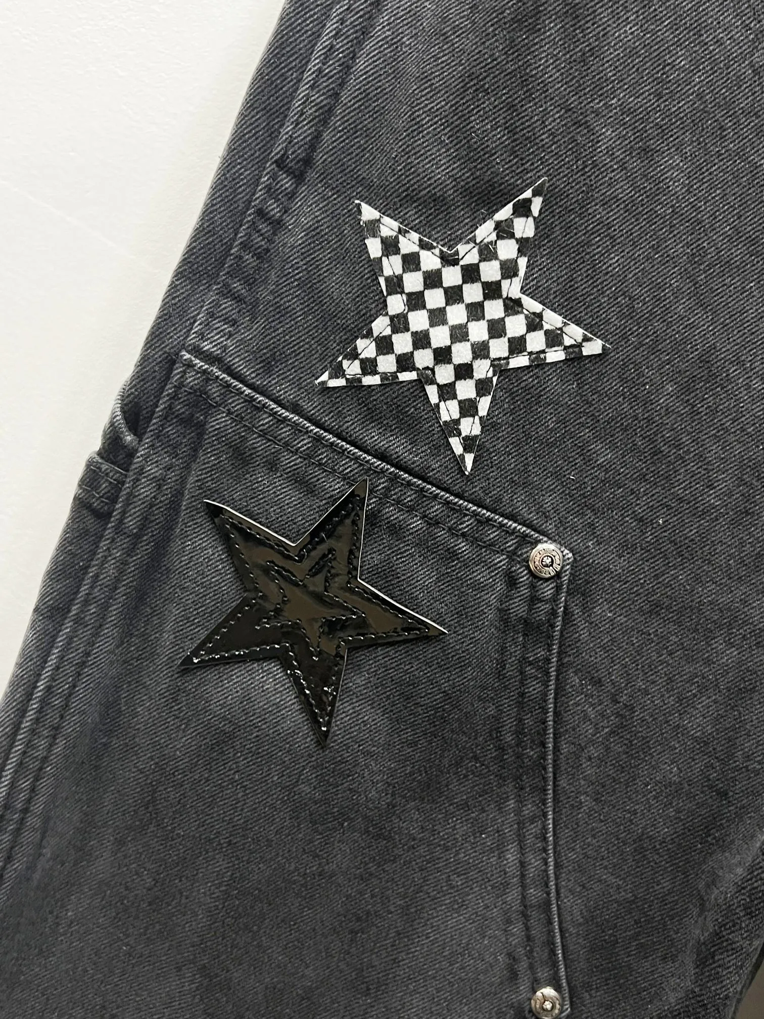 P260 Style No.: (W010) Chrome Hearts & Chrome Hearts 25FW CH workwear logging black five-pointed star splicing leather limited edition cow king jeans Chrome Hearts is the most popular color pants. It is made of beaded canvas fabric. Heavy washing makes the upper body of the fabric more textured and the pants are tall and straight! The three-dimensional cutting of the whole trousers is a masterpiece! The hardware is customized by zp. The beaded canvas fabric is thick and soft after being washed. It has good breathability. Customized small leather label. Unique design. The details are simple and elegant, and the workmanship is exquisite. The whole trousers are neatly routed and the details are in place! It��s so cool that both men and women can easily control the genderless trend!  Size: 30-32-34-36 Color: black